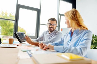 Olumlu memnun ortak birlikte çalışma