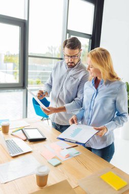 Sorunları karar ofis çalışanı konsantre