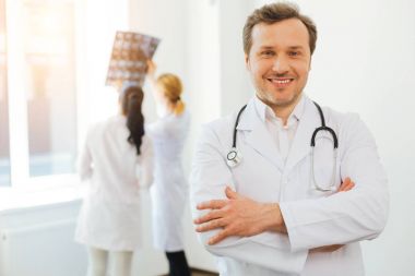 Işınlama erkek doktor geçti silah ile poz