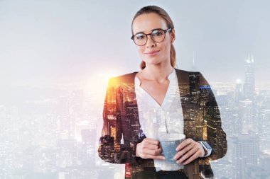 Zarif genç Yöneticisi ayakta olan bir kahve molası