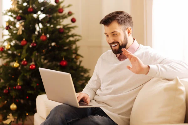 Mutlu adam Noel ağacı ile odada video aramasý yapma