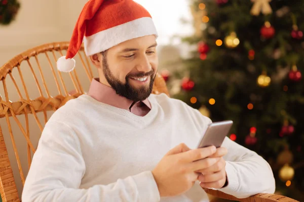 Gülümseyen adam oturan sallanan sandalye ve manifatura