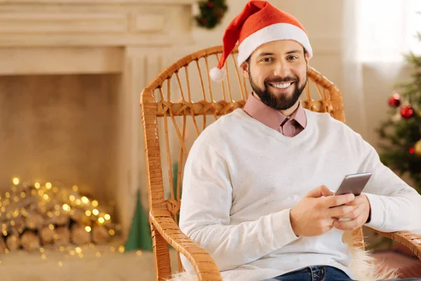 Gelukkig man texting zittend in de schommelstoel — Stockfoto