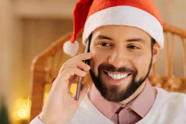 Крупный план счастливого человека в Санта шляпе, делающего звонки — стоковое фото