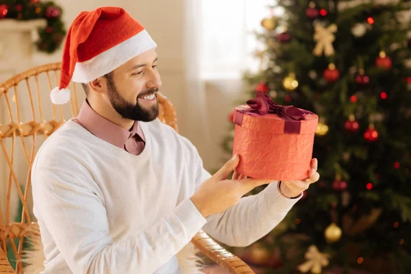 Vidám ember nézi a kezébe a díszdobozban — Stock Fotó