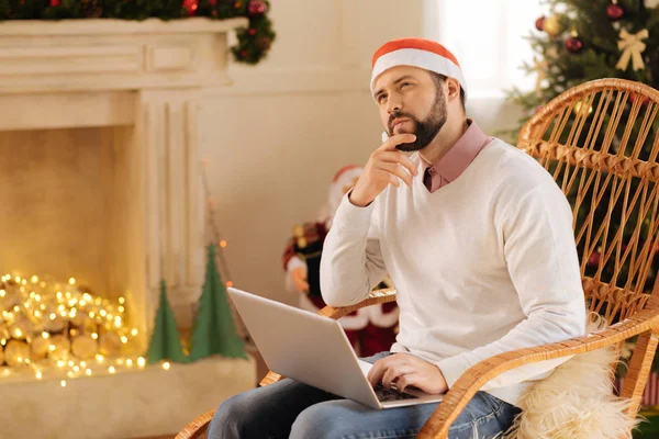 Yakışıklı adam sonraki arama sorgu hakkında düşünme