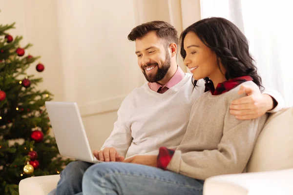 Χαρούμενο ζευγάρι κάνει online αγορές στον καναπέ — Φωτογραφία Αρχείου