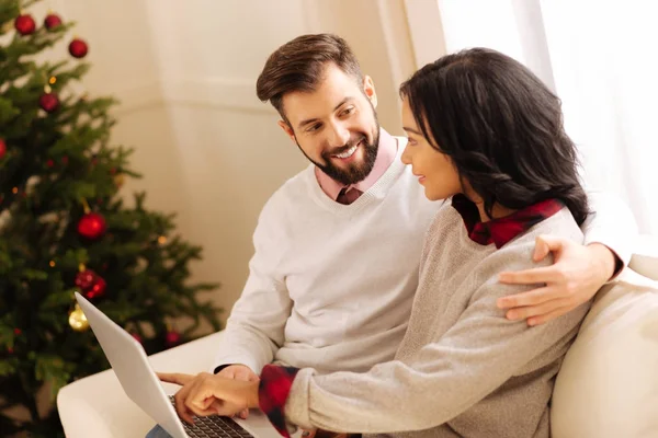 Sevimli çift Noel seçerek online sunar