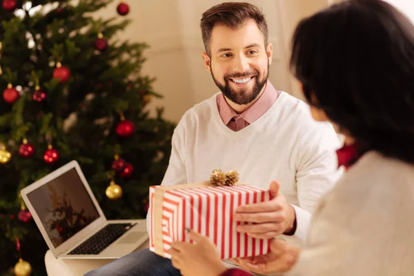 Glücklicher Mann erhält Weihnachtsgeschenk von seiner Frau — Stockfoto