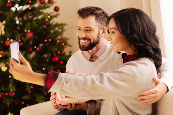 Gelukkige internationale paar nemen van selfies op Kerstmis — Stockfoto