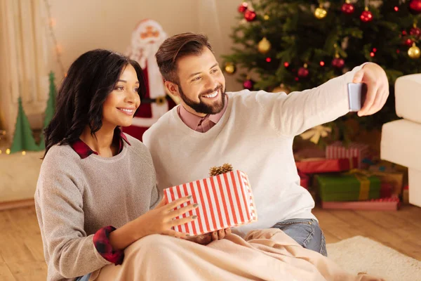 Kellemes pár figyelembe selfie a karácsonyi ajándék — Stock Fotó