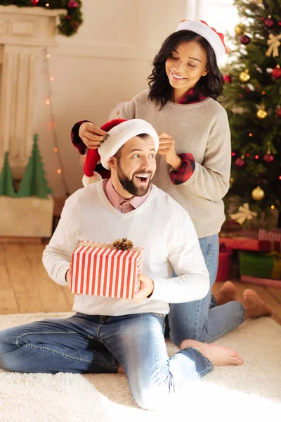 Noel Baba şapkası koca kafasına tamir bakım kadın