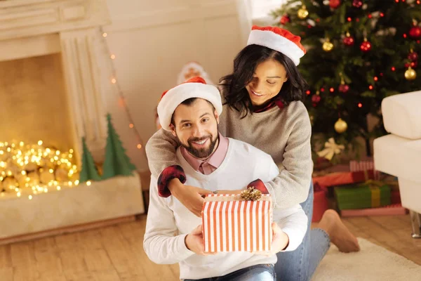 Sevgi dolu kadın kocası Noel arifesinde sarılma