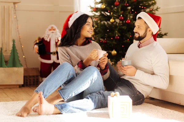 Casal encantador falando enquanto bebe café no Natal — Fotografia de Stock