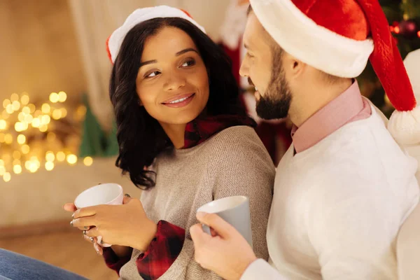 Wanita cantik melihat suaminya mengagumkan pada hari Natal — Stok Foto