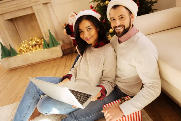 Mooie paar kijken naar film op laptop op Kerstmis — Stockfoto