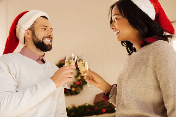 Hoş çift şampanya tost yeni yıl arifesinde yapma