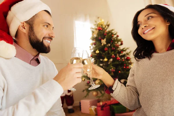 Güzel çift tungur bardak şampanya yeni yıl