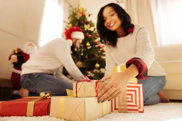 Pasangan bahagia meletakkan hadiah di bawah pohon Natal — Stok Foto