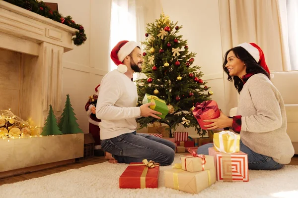 Heureux couple échangeant des cadeaux de Noël — Photo
