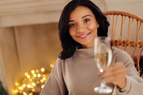 Aangename jonge vrouw poseren met een glas champagne — Stockfoto