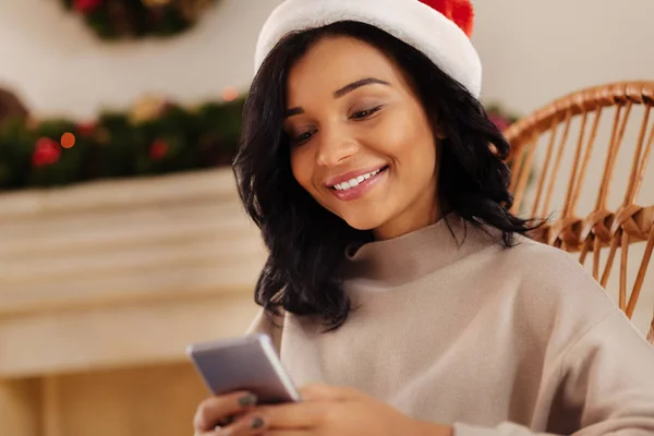 Mosolygó nő Santa kalap a szöveges üzenetek — Stock Fotó