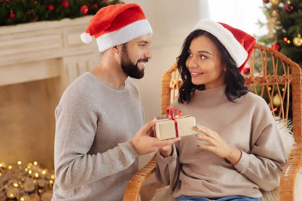크리스마스 그의 아내에 게 선물을 주는 사랑 하는 남편 — 스톡 사진