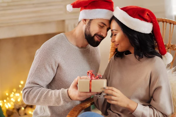 Liefhebbende echtgenoot geeft zijn vrouw Nieuwjaar aanwezig — Stockfoto