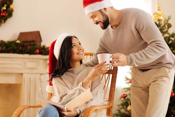 Amado marido dando café para sua esposa enquanto ela lê — Fotografia de Stock