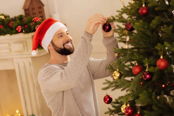 Dekorasyon Noel ağacı neşeli genç adam