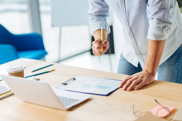 Bewuste kantoor werknemer zijn project planning — Stockfoto