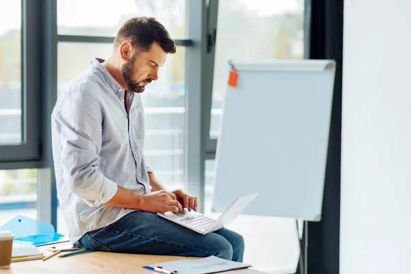 Aufmerksame Brünette tippt Nachricht auf Computer — Stockfoto