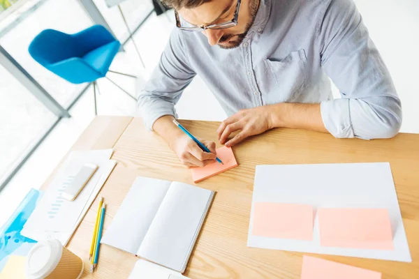 Atento oficinista escribiendo notas — Foto de Stock