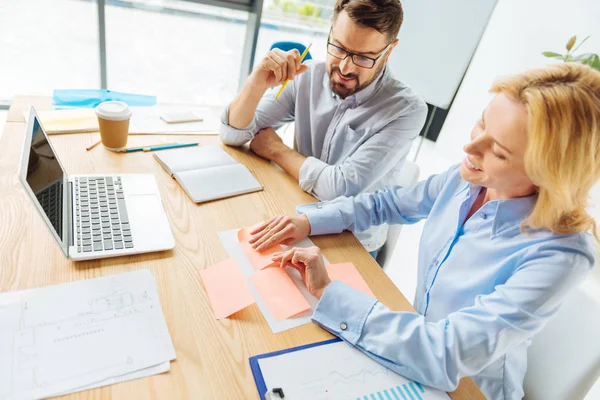 Onların Projesi'nde çalışan iki arkadaşları