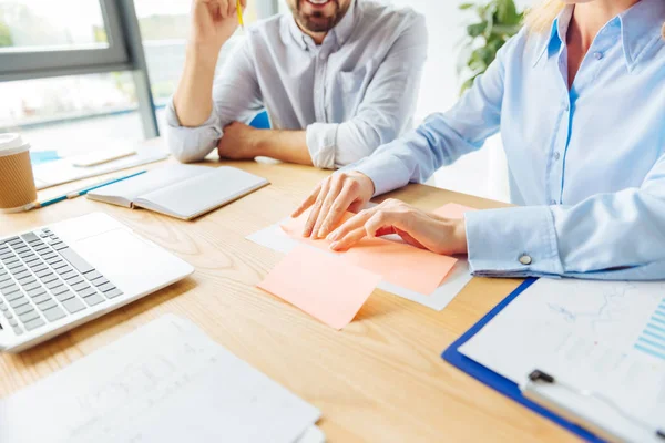 Kompetente Frau arbeitet mit Aufklebern — Stockfoto