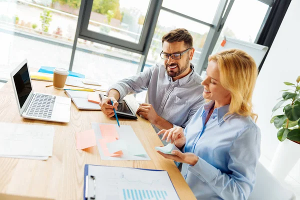 Proje iş yerinde işaret gülümseyen adam