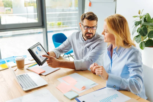 Özenli kadın eşine dinleme