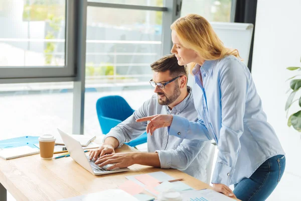 Samimi arkadaşları yaptıkları proje tartışıyor