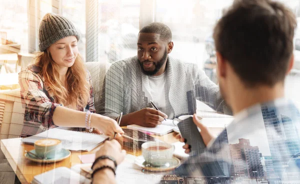 Akıllı öğrenciler notları ile çalışma