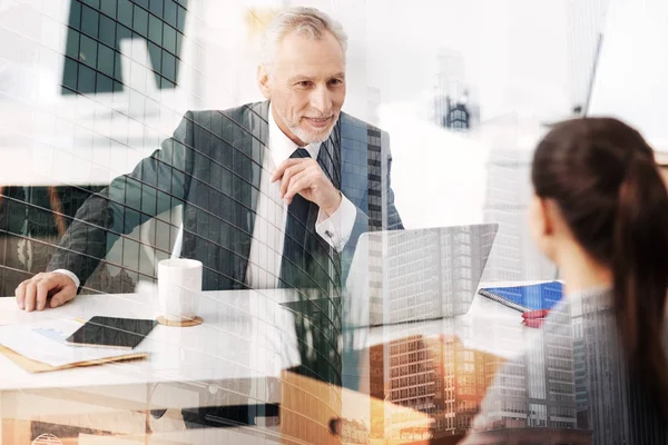 Jefe adulto positivo teniendo una charla con un nuevo empleado — Foto de Stock