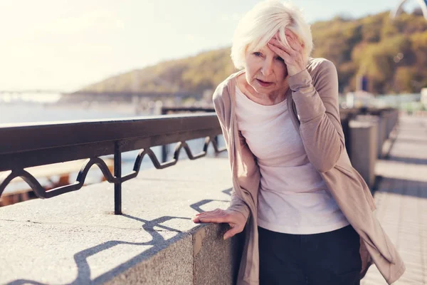 片頭痛に苦しむ高齢者の女性 — ストック写真