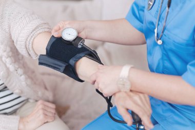 Kadın doktor yaşlı hasta basınç kontrol yakın çekim