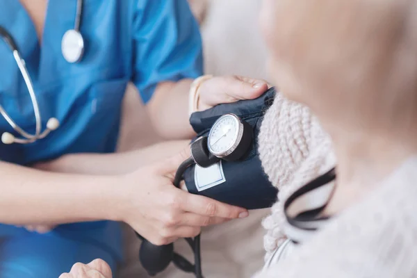 Primer plano de la doctora monitoreando la presión arterial — Foto de Stock