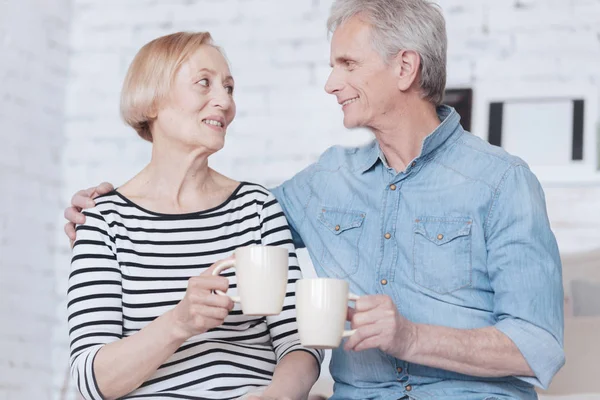 Adorable senior couple drinking tea at home — Stock Photo, Image