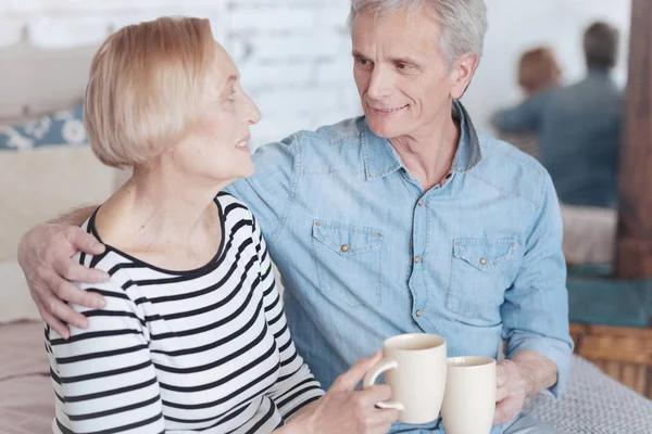 Amar a un hombre retirado abrazando a su esposa — Foto de Stock