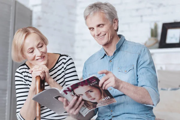 Pozitív gondolkodású idős házaspár, magazin olvasó — Stock Fotó