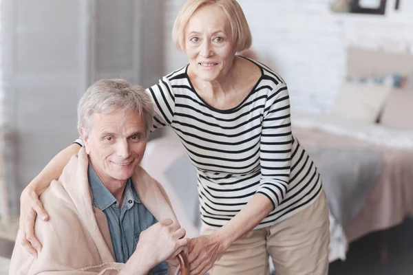 Tendre femme aînée prenant soin de son mari aimant — Photo