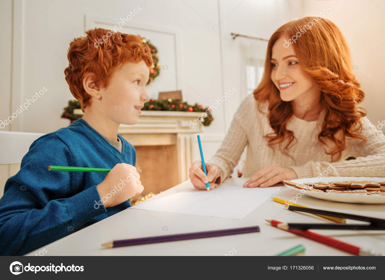 Madre allegra e figlio disegno con matite colorate insieme — Foto Stock