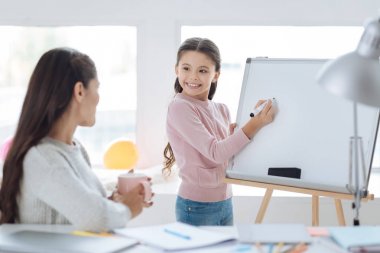Vurgulayıcı holding neşeli sevimli kız