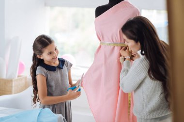 Sevimli akıllı kız holding makas